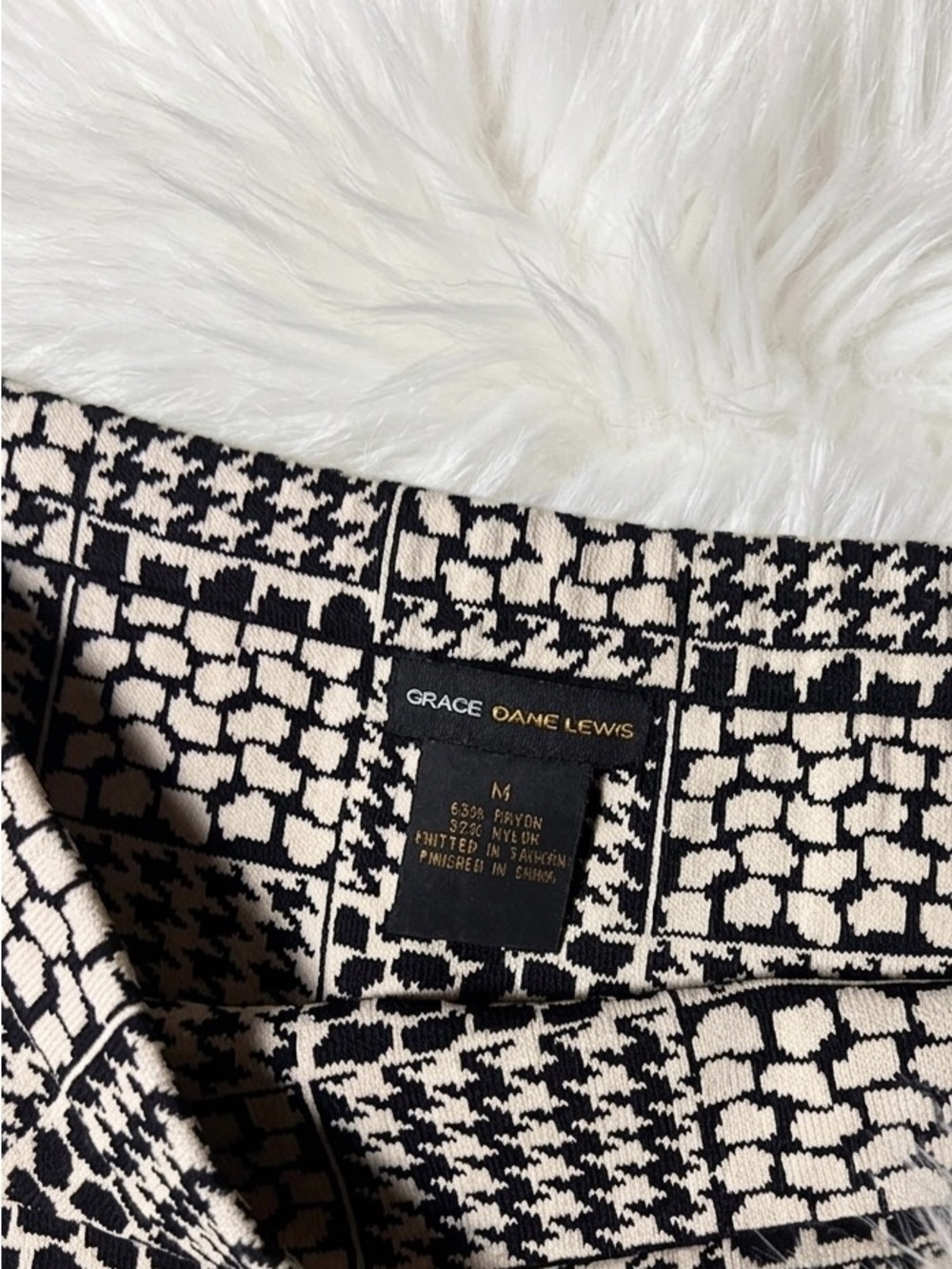 High-Waist Houndstooth Midi Skirt in Beige and Black - Picture 4 of 4